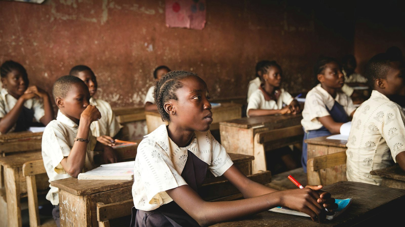 Enfants attentifs dans une salle de classe